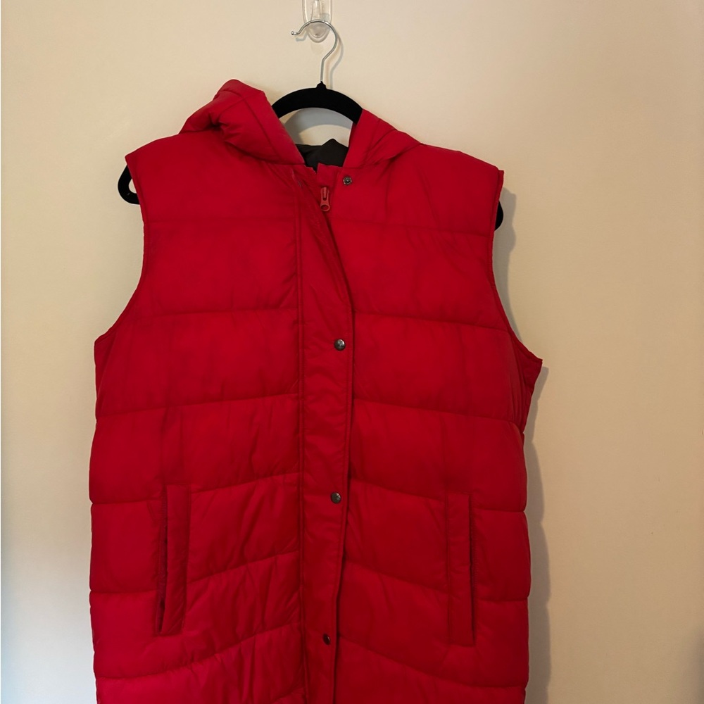 Swiss Tech Women’s Red Quilted Hooded Puffer Vest with hood
